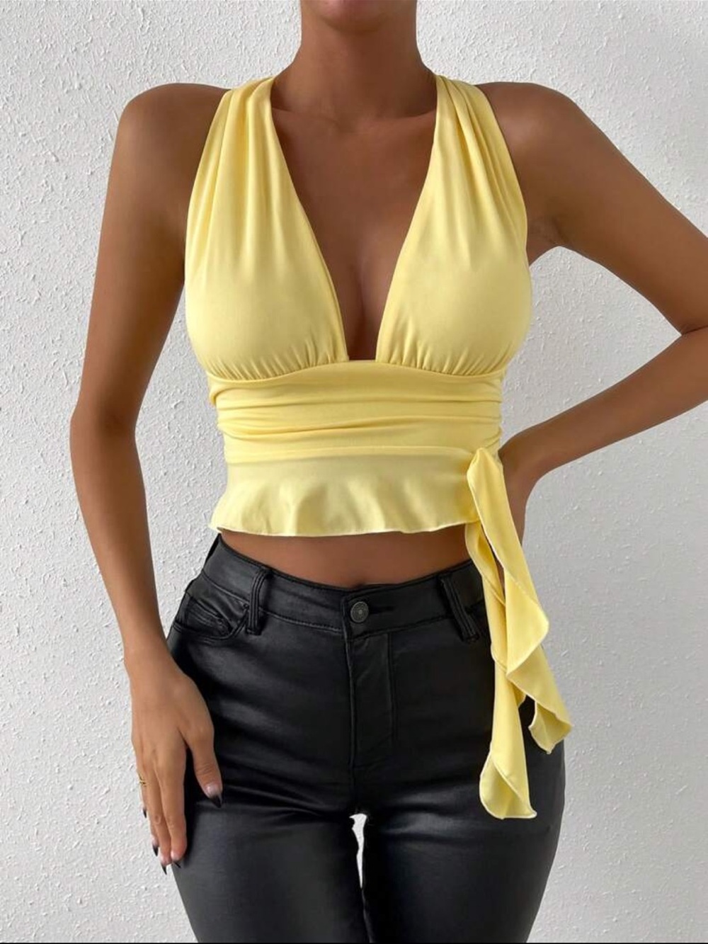 (LIKE NEW) Light yellow halter top in cropped style